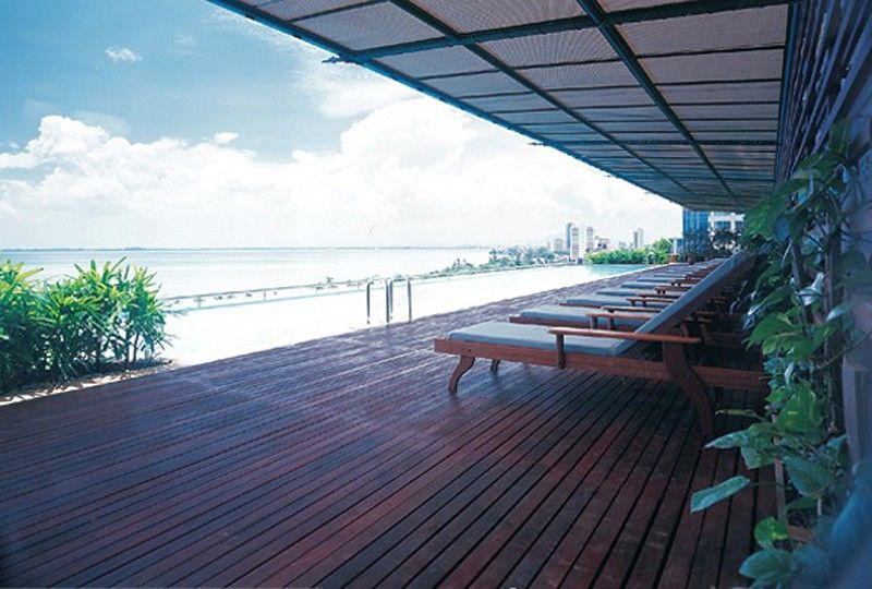 더 노탐 올 스위트 페낭 조지타운 외부 사진 The pool deck at the 1018